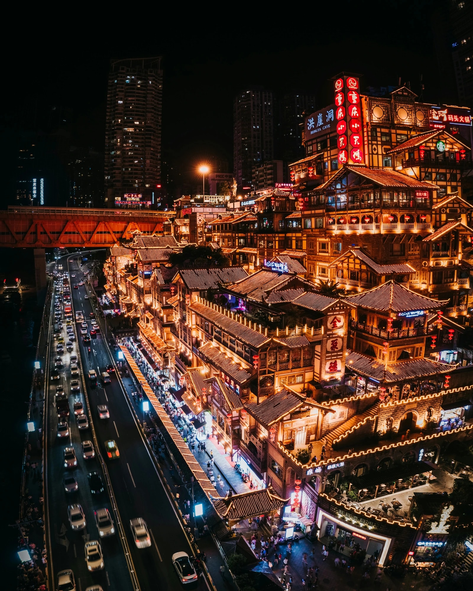 A kivilágított Hongya Cave és Chongqing esti városképe