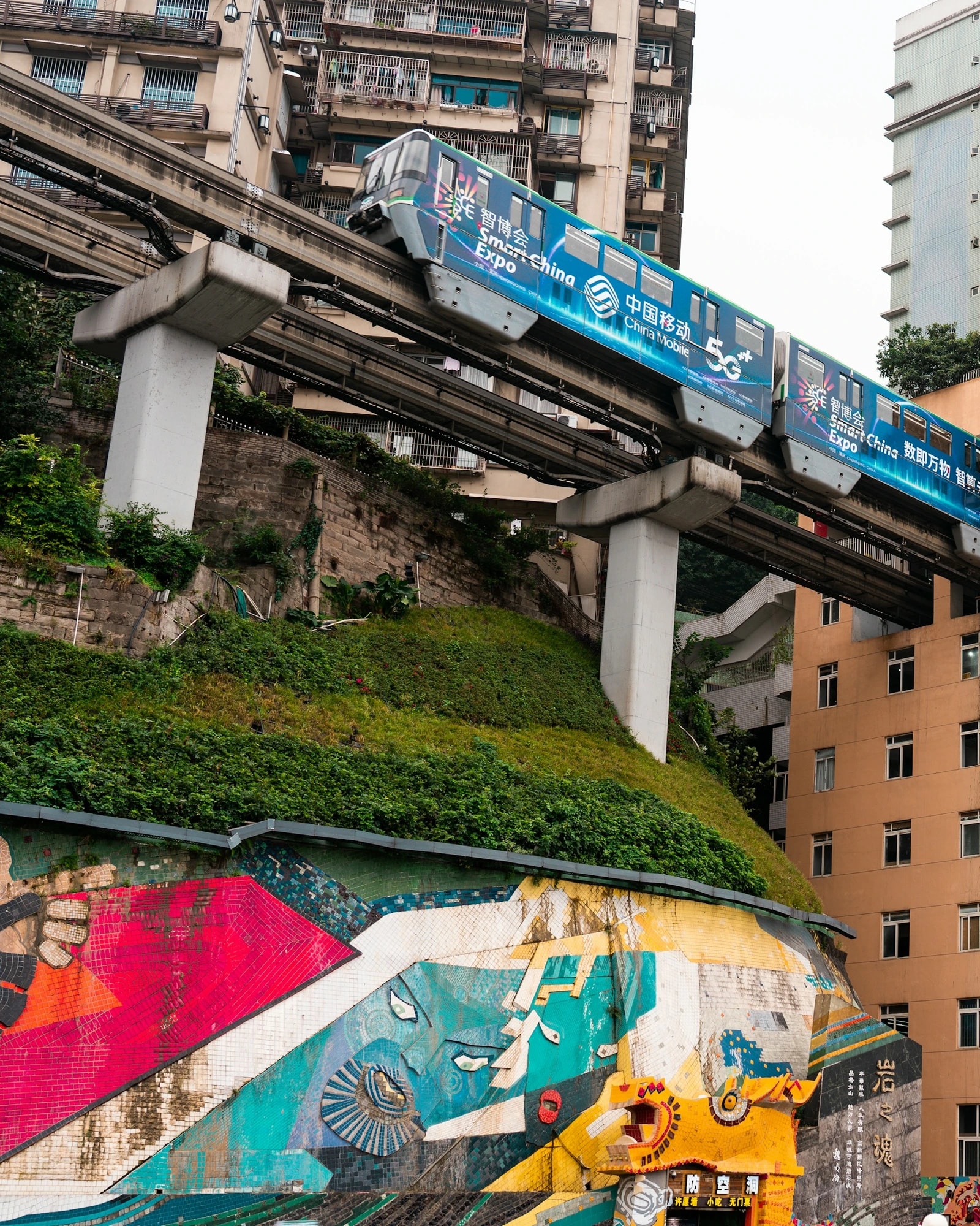 A Liziba állomásnál az épületen áthaladó chongqingi monorail