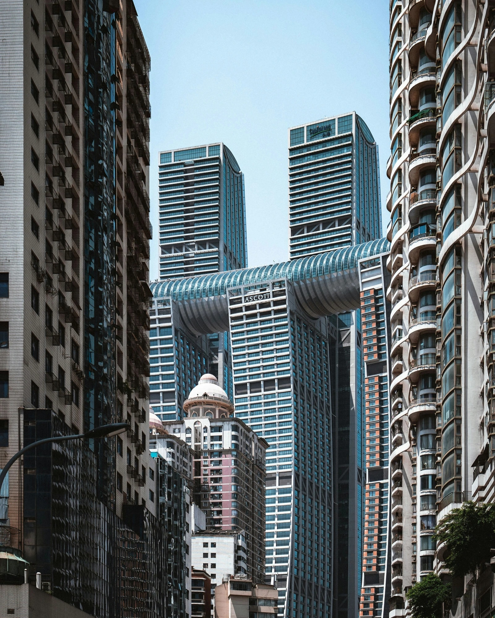 A Raffles City Chongqing felhőkarcolói a belvárosi épületek között