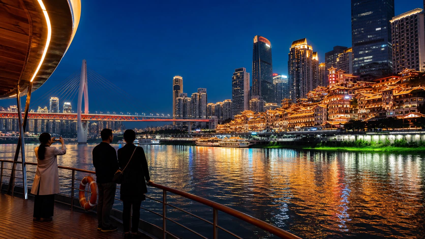 Esti hajózás Chongqing kivilágított folyópartja előtt